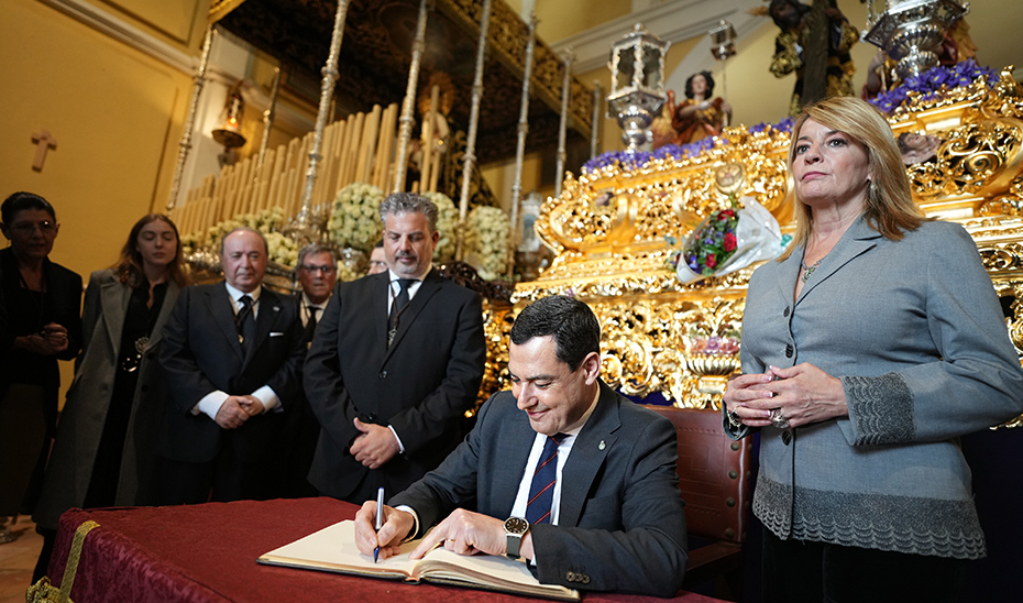 Junma Moreno, presidente de la Junta de Andalucía, firma en el Libro de Honor de la Hermandad del Calvario de Huelva.